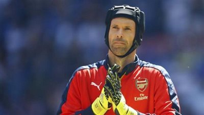 بيتر شيك: أتحدث مع مدافعي أرسنال بثلاث لغات