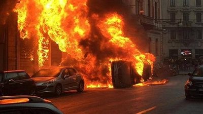  ملثمون يضرمون النيران في 5 سيارات باسطنبول