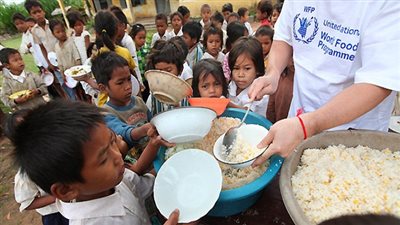 اليمن تحمل برنامج الغذاء العالمي مسئولية توصيل مواد الإغاثة لـ