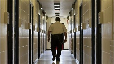 سجين بريطاني يصيب الحكومة بذعر بعد اتصال هاتفي