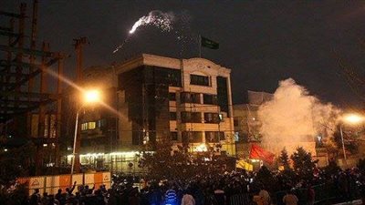 بالصور.. احتراق القنصلية السعودية في مشهد الإيرانية