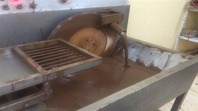 ضبط مصنع لإنتاج الشيكولاتة منتهية الصلاحية بالتجمع الخامس 