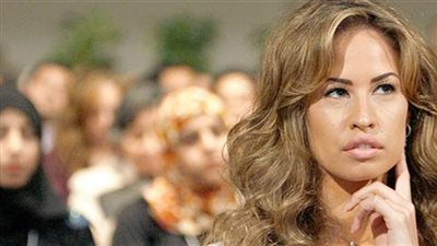 خديجة الجمال تغادر إلى الإمارات ومعها ابنتها