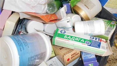 ضبط 4 آلاف عبوة مستحضرات تجميل مجهولة بالموسكي