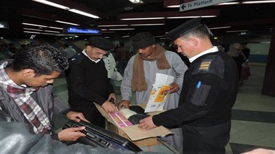 حملات مفاجئة لإعادة الانضباط داخل مترو الأنفاق