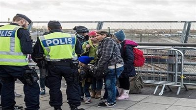 السويد تبدأ تطبيق التحقق من الهويات للحد من تدفق اللاجئين