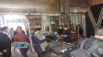 بالصور.. مدير شرطة النقل في جولة مفاجئة على محطات السكة الحديد والمترو