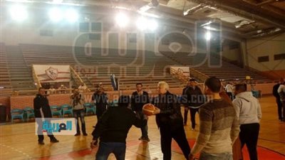 بالصور.. رئيس الزمالك يشارك في مباراة كرة سلة