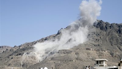 طائرات التحالف العربي تقصف محيط دار الرئاسة اليمنية بصنعاء