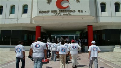 الهلال الأحمر الكويتي يوزع مساعدات غذائية في اليمن