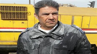 صور عقيد شرطة أخمد حريقًا بقطار القاهرة تبهر نشطاء 