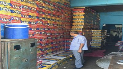 ضبط مصنع لتعبئة المواد الغذائية دون ترخيص بالقليوبية