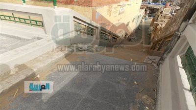 بالصور.. أهالي كوم أمبو بأسوان يشتكون من ارتفاع سور محطة القطارات