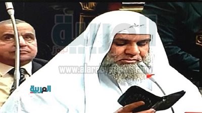 نائب حزب النور بالإسكندرية يضع ورقة القسم داخل المصحف