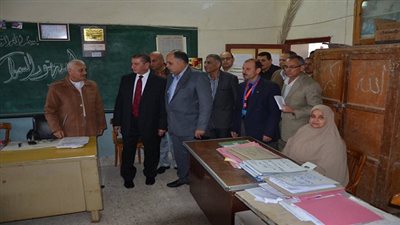 بالصور.. محافظ كفر الشيخ يوقع جزاءات على 107 موظفين لتغيبهم عن العمل 