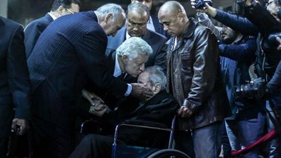 رئيس الزمالك يدخل في نوبة بكاء بأحضان عضو مجلس الأهلي السابق