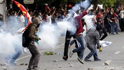 احتراق 30 شاحنة في اشتباكات بين 