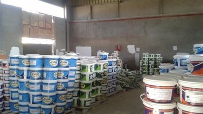 ضبط 11 طن بويات مجهولة المصدر داخل مخزن بالخانكة 