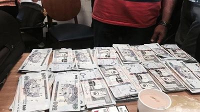 ضبط 400 ألف ريال سعودي مع مصري قبل سفره لجدة