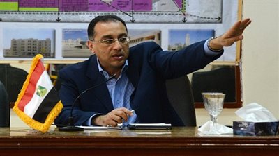 وزير الإسكان يسلم المحافظين ملفات المشروعات 