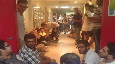 نشطاء لبنانيون يقتحمون مبنى  وزارة البيئة بالبلاد