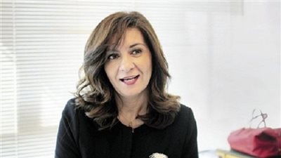 وزيرة الهجرة تستقبل المصري المفرج عنه بالتنسيق مع السعودية بمطار القاهرة