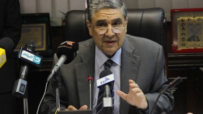 وزير الكهرباء يطير إلى الإمارات