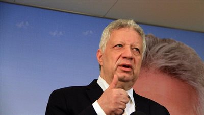 رئيس الزمالك يحفز اللاعبين قبل مواجهة الشرطة