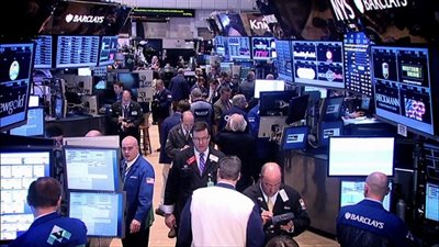 هبوط حاد في أسواق الأوراق المالية الأمريكية عند الإغلاق