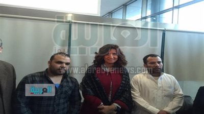 وزيرة الهجرة تستقبل مصريين بمطار القاهرة بعد إفراج السعودية عنهم
