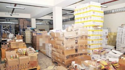 ضبط 41 ألف عبوة عصير مجهولة المصدر داخل مصنع بالمنيا 