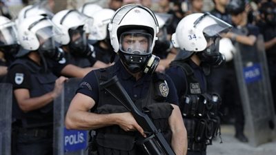 مقتل وإصابة 13 شرطيًا في 