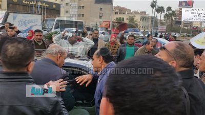 بالصور.. متظاهرون يعترضون موكب محافظ الغربية.. والسبب؟