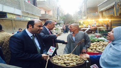 نشاط غير عادي لوزارة التموين قبل ذكرى ثورة يناير.. الوزير يجس نبض الشارع بسلسلة من الجولات الميدانية.. وأزمة ارتفاع الأسعار تهدّد خالد حنفي