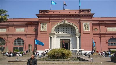  50 مسئولًا يتفقدون المتحف المصري