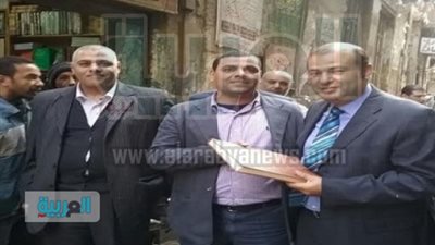 مواطن يهدي وزير التموين مصحفًا