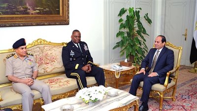 السيسي يستقبل قائد القيادة المركزية الأمريكية