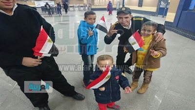 بالصور.. ضباط المترو يحتفلون مع المواطنين بذكرى 25 يناير