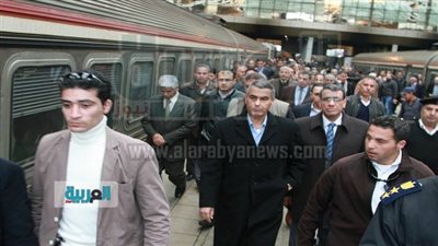 بالصور.. وزير النقل يتفقد محطة مصر
