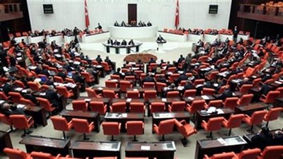 جدل حاد وسِباب يتسببان في إغلاق جلسة برلمانية بتركيا