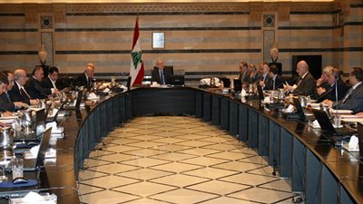 نشطاء لبنانيون ينظمون وقفة أمام مقر الحكومة 