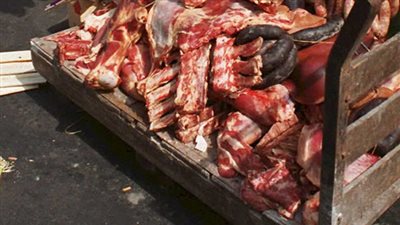 ضبط صاحب محل شهير بحوزته 556 كيلو لحوم فاسدة في مصر الجديدة