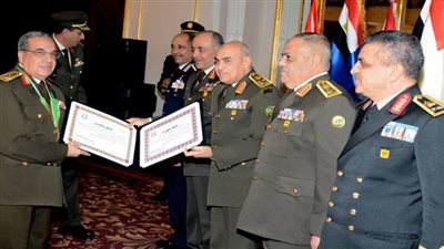 صدقي صبحي يكرم قادة القوات المسلحة المحالين للتقاعد