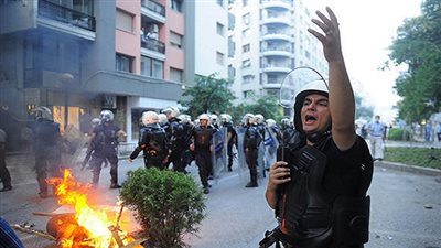 إصابة 2 إثر إطلاق النار على متظاهرين سلميين في جنوب تركيا