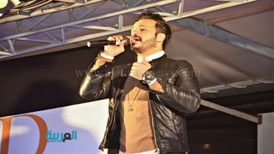 بالصور.. إيساف يشعل حفل 