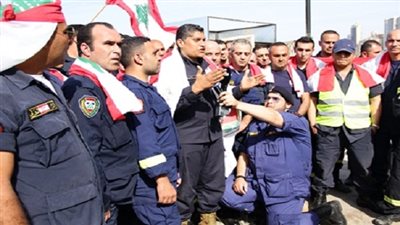 متطوعو الدفاع المدني بلبنان يقطعون طريقًا رئيسيًا