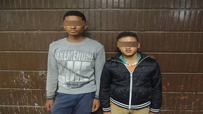 ضبط عاطلين متلبسين بسرقة عجوز بموقف أتوبيس الساحل