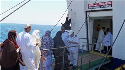 699 راكبًا يغادرون ميناء سفاجا وتداول 268 شاحنة