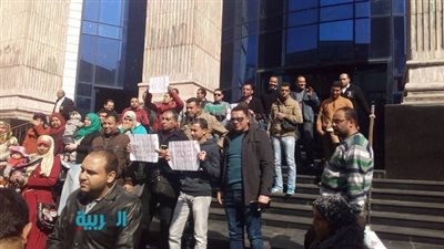 بالصور.. وقفة احتجاجية للمعلمين أمام نقابة الصحفيين لإلغاء بند محو الأمية