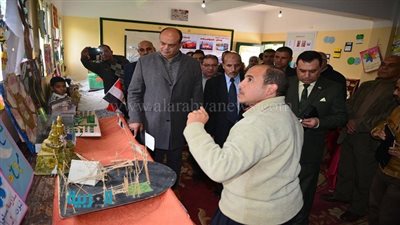 بالصور.. محافظ مطروح يشهد معرض الأنشطة الطلابية للإدارات التعليمية